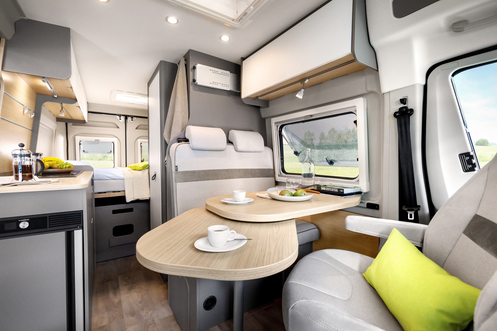 Innenaufnahme-Innovan-dvvnh_Screen (96 dpi) motorhome-bij-berg