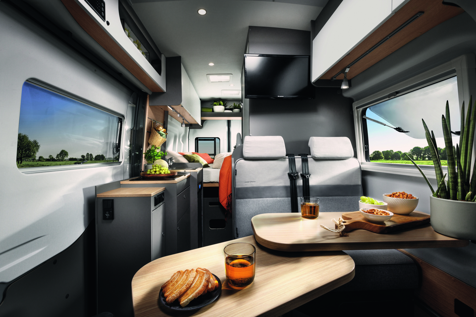 lmc-innovan-active-durchschuss-vvnh_Screen (96 dpi) motorhome-bij-berg